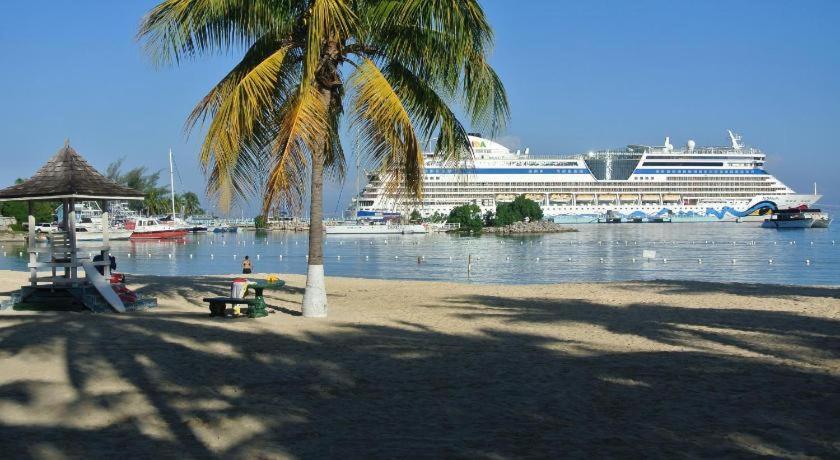 Sandcastles Beach Studios Ocho Rios Exterior photo